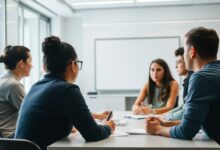 Uma pessoa ensinando um grupo de alunos atentos em um ambiente de aprendizado moderno e inspirador