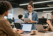 Jovem profissional conhecendo diferentes culturas corporativas ao redor do mundo em um escritório moderno