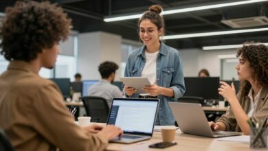 Jovem profissional conhecendo diferentes culturas corporativas ao redor do mundo em um escritório moderno
