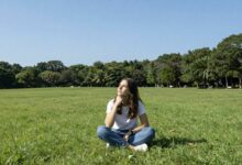 Pessoa olhando para um horizonte enquanto pensa sobre escolhas de carreira, transmitindo esperança e autoconhecimento
