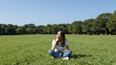 Pessoa olhando para um horizonte enquanto pensa sobre escolhas de carreira, transmitindo esperança e autoconhecimento