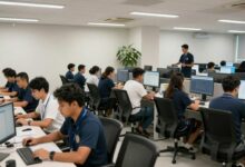 Equipes de diferentes turnos reunidas em um ambiente de trabalho dinâmico e moderno