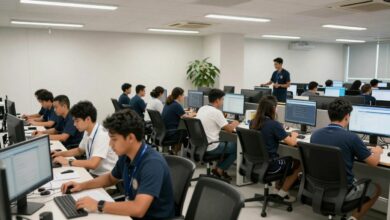 Equipes de diferentes turnos reunidas em um ambiente de trabalho dinâmico e moderno
