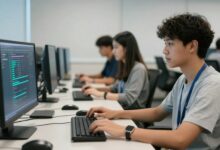 Jovens profissionais trabalhando com computadores, códigos e dispositivos tecnológicos modernos em um escritório inovador