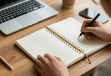 Pessoa organizando tarefas do dia com agenda e notebook em um ambiente de trabalho inspirador