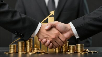Um gráfico de barras ascendente feito de moedas douradas, com uma pessoa de negócios apertando a mão de outra em primeiro plano, simbolizando o sucesso em empregos com comissão.