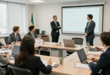 Um grupo diversificado de profissionais colaborando em um escritório moderno, simbolizando a inclusão e o sucesso promovidos pelas vagas afirmativas.