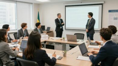 Um grupo diversificado de profissionais colaborando em um escritório moderno, simbolizando a inclusão e o sucesso promovidos pelas vagas afirmativas.