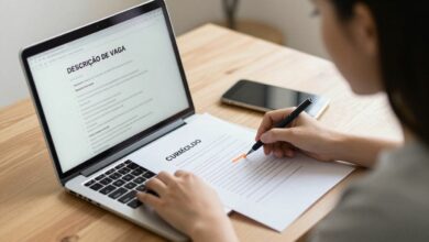 Uma pessoa profissional analisando uma descrição de vaga em um laptop ao lado de um currículo impresso, destacando palavras-chave com um marcador.
