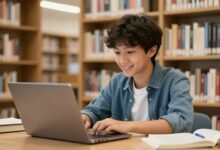 Um jovem estudante universitário sorrindo, sentado em uma biblioteca moderna com um laptop, equilibrando com sucesso seus estudos e um trabalho de meio período.