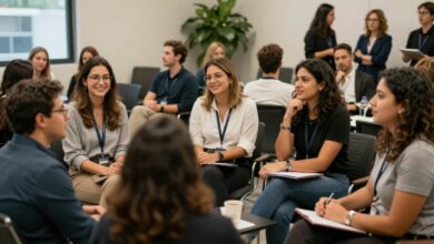 Um grupo diversificado de profissionais conversando e sorrindo em um evento de networking moderno e iluminado.