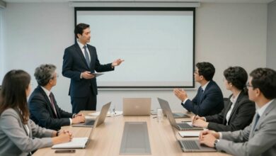 Profissionais em um ambiente de escritório demonstrando postura profissional ao colaborarem em uma reunião