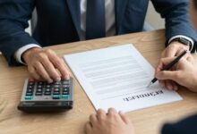 Uma pessoa em uma mesa de escritório com uma calculadora, analisando dois contratos de trabalho, um de emprego direto e outro de emprego terceirizado, simbolizando a decisão financeira.