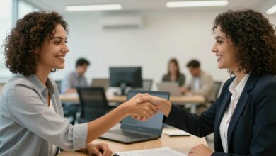 Uma pessoa profissional e sorridente apertando a mão de um recrutador em um escritório moderno, transmitindo confiança e sucesso em uma entrevista de emprego.