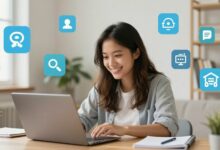 Uma jovem sorrindo enquanto estuda em seu notebook em um ambiente confortável em casa, com ícones de tecnologia, marketing e saúde flutuando ao redor dela, representando os cursos EAD em alta.