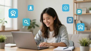 Uma jovem sorrindo enquanto estuda em seu notebook em um ambiente confortável em casa, com ícones de tecnologia, marketing e saúde flutuando ao redor dela, representando os cursos EAD em alta.