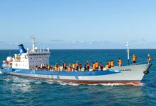 Um grande navio de cruzeiro navegando em águas azuis cristalinas ao pôr do sol, simbolizando a aventura e a carreira do trabalho em navios.