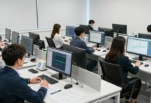 Um profissional analisando gráficos e diagramas de dados complexos em várias telas de computador, simbolizando uma carreira em análise de dados em rápido crescimento.