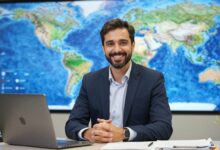 Um profissional sorridente em um escritório moderno e globalizado, com um mapa-múndi digital ao fundo, simbolizando uma carreira internacional.