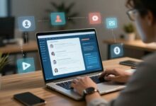 Um profissional de marketing digital trabalhando em um laptop, com gráficos e ícones de mídias sociais flutuando ao redor, em um ambiente de escritório moderno e iluminado.