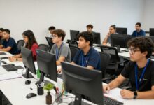 Um grupo diversificado de jovens profissionais em um escritório moderno durante uma sessão de treinamento, parecendo engajados e otimistas.