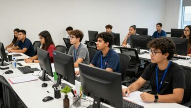Um grupo diversificado de jovens profissionais em um escritório moderno durante uma sessão de treinamento, parecendo engajados e otimistas.