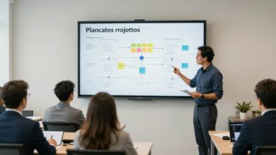 Um gerente de projetos em um escritório moderno, analisando um quadro com post-its coloridos que representam o planejamento de um projeto, simbolizando organização e liderança.