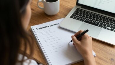 Uma pessoa focada trabalhando em uma mesa organizada, com um planner, um laptop e uma xícara de café, simbolizando a melhoria da produtividade pessoal.