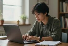 Uma pessoa introvertida trabalhando de forma focada e tranquila em um notebook, em um ambiente calmo e bem iluminado, simbolizando um emprego ideal para introvertidos.