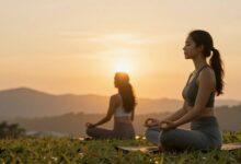 Uma imagem serena que representa uma vida equilibrada, talvez com elementos da natureza, uma pessoa meditando ao nascer do sol e símbolos de saúde e foco.