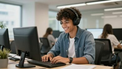 Um jovem profissional sorrindo, em um ambiente de escritório moderno, simbolizando o sucesso em uma carreira que não exigiu diploma universitário.