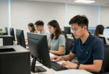 Equipe trabalhando em escritórios modernos, organizando arquivos e utilizando computadores em um ambiente colaborativo