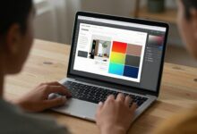 Um designer gráfico trabalhando em um tablet digital em uma mesa moderna, com paletas de cores e esboços de design flutuando holograficamente ao seu redor.