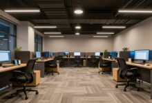 Ambiente de escritório moderno, iluminado e organizado, com elementos de design contemporâneo e foco na tecnologia.