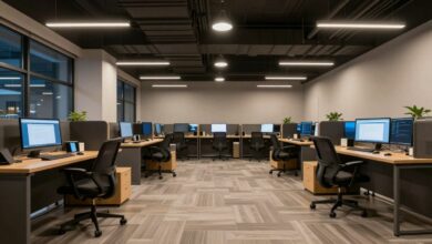 Ambiente de escritório moderno, iluminado e organizado, com elementos de design contemporâneo e foco na tecnologia.
