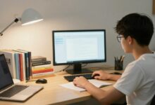 Um estudante focado em uma mesa organizada com livros e luz natural