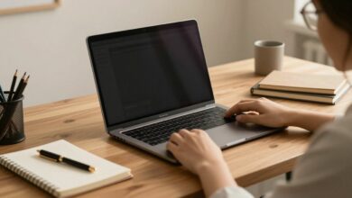 Uma mesa de escritório elegante com um notebook aberto, um caderno de anotações e uma caneta de luxo sob uma luz suave e profissional